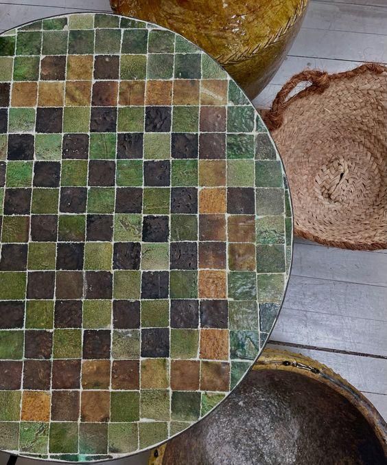 Mesa Zellige Tamegrout ocre y verde desde