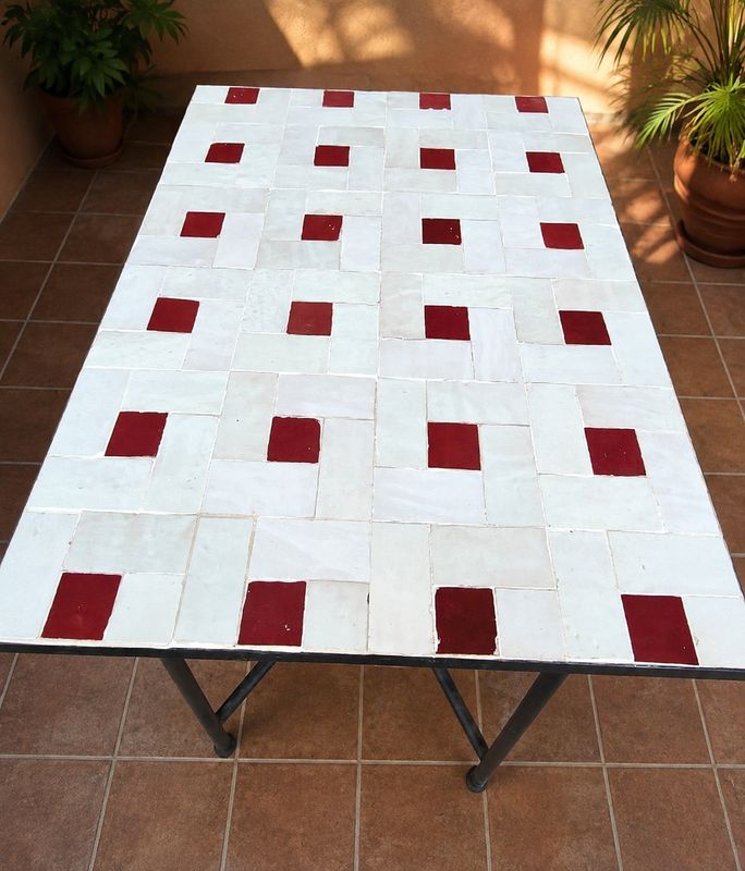 Mesa Zellige blanca y burdeos desde Mesa Zellige blanca y burdeos desde