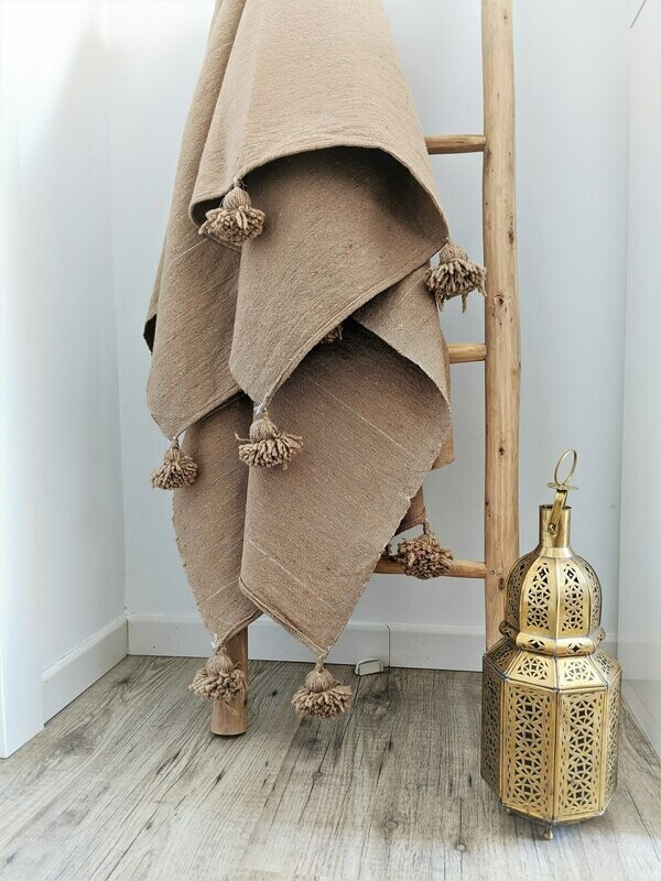 Manta pompones Leila 165x145cm camel