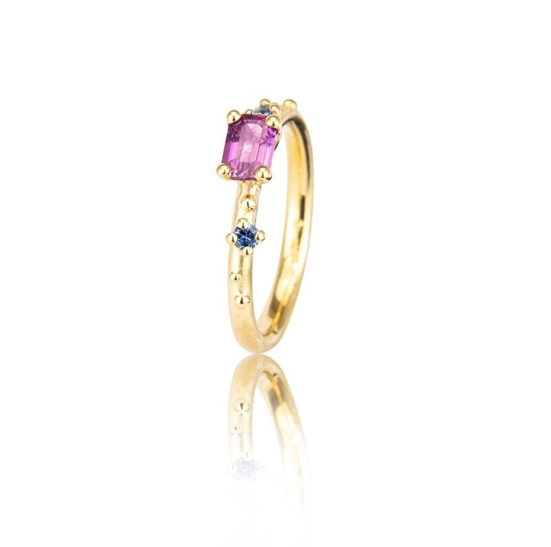 shine Ring in Gold mit einem pinkfarbenen Saphir im baguette Schliff., Legierung: Gelbgold 585/-