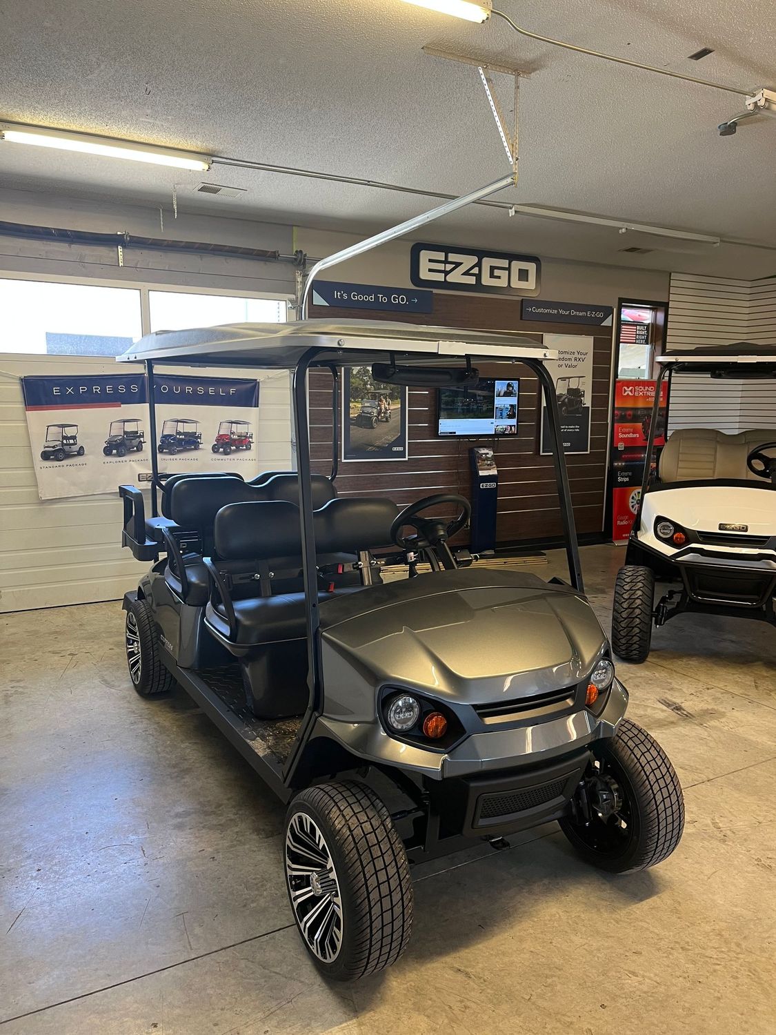 ​2025 EZ Go Express 6 Gas EFI Metallic Charcoal