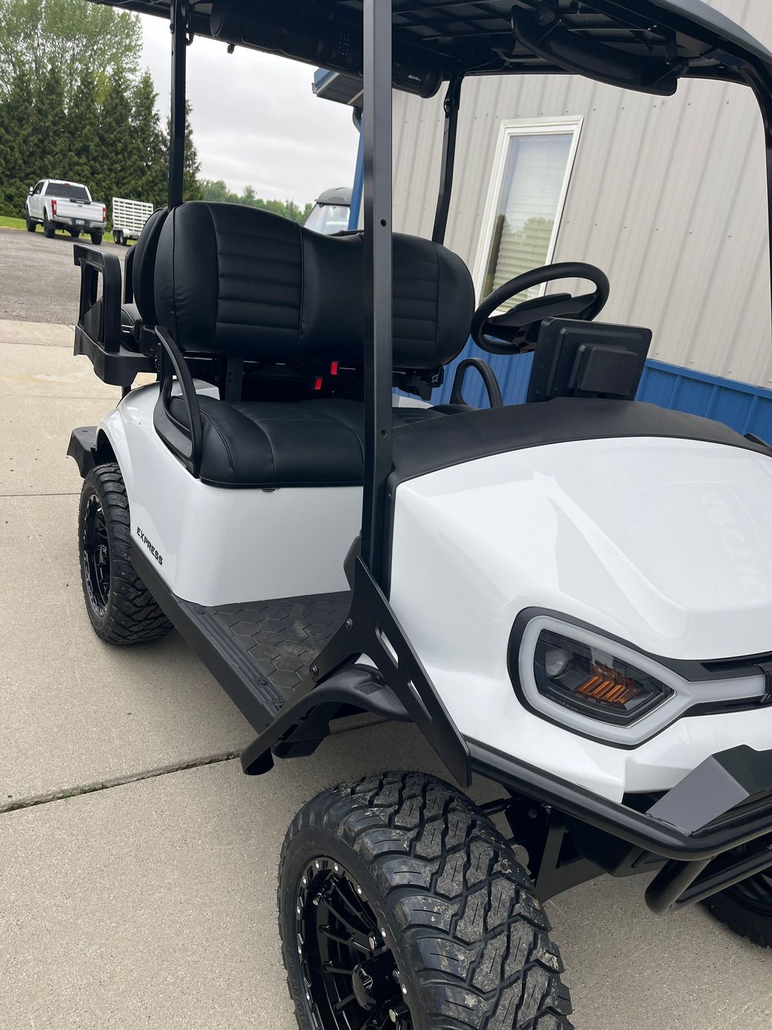 2026 Express 4 Gas Bright White Summit XT