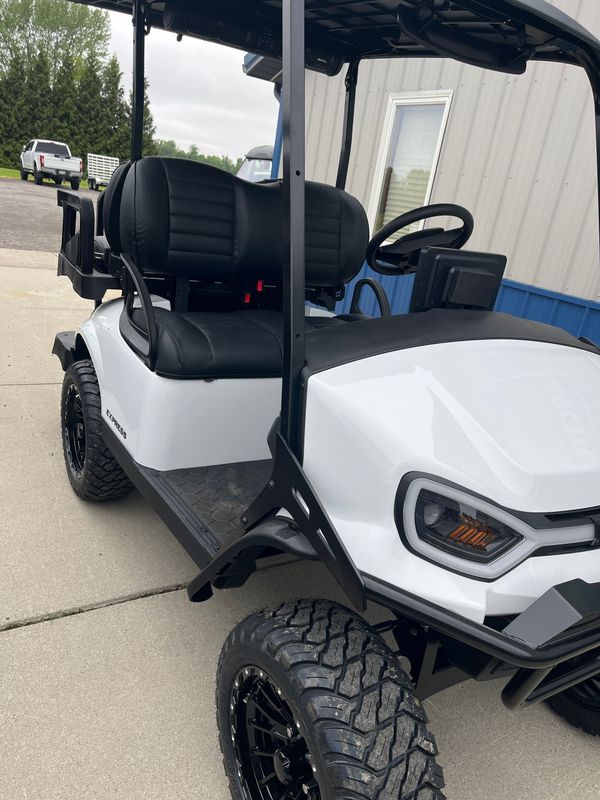 2026 Express 4 Gas Bright White Summit XT
