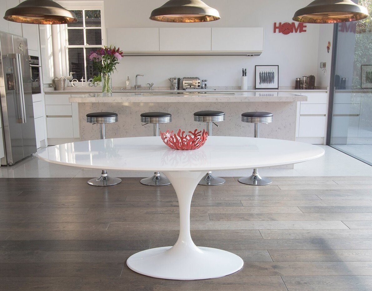 Mesa TUL, oval, fibra de vidrio, tapa lacada blanca 180x108 cms