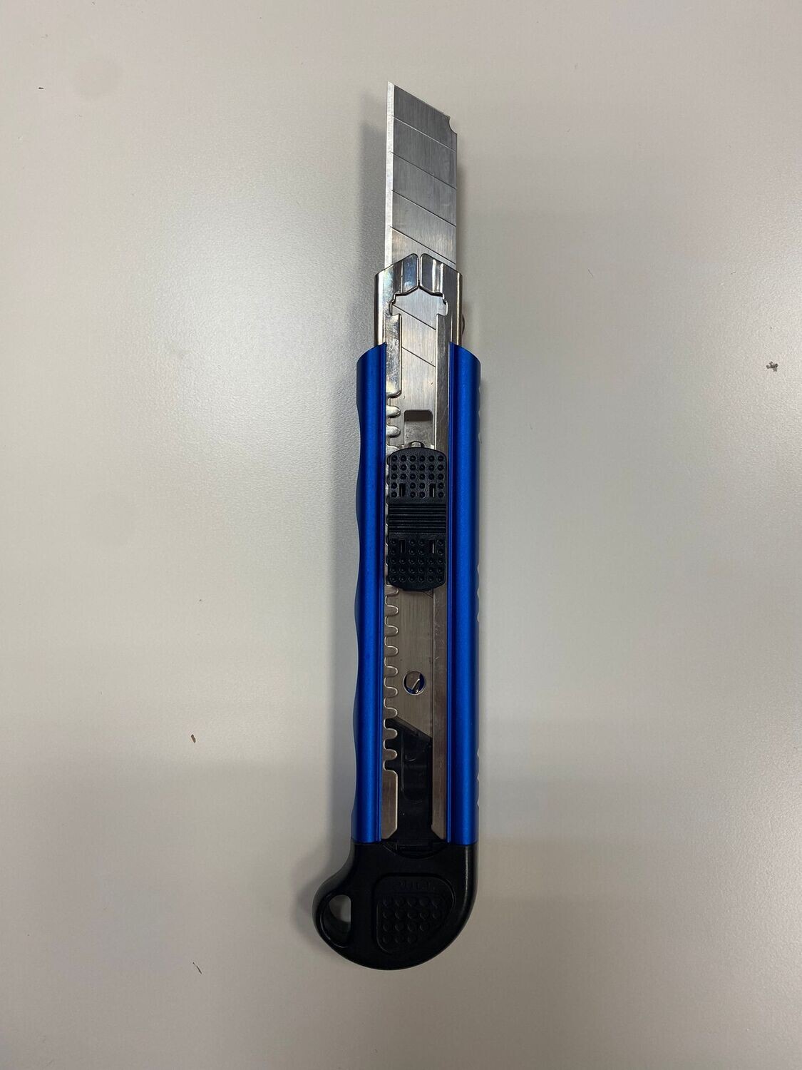 Cutter Aluminio profesional 18 mm. con 5 Hojas 3 CUTTER Cutter Aluminio profesional 18 mm. con 5 Hojas 3 CUTTER