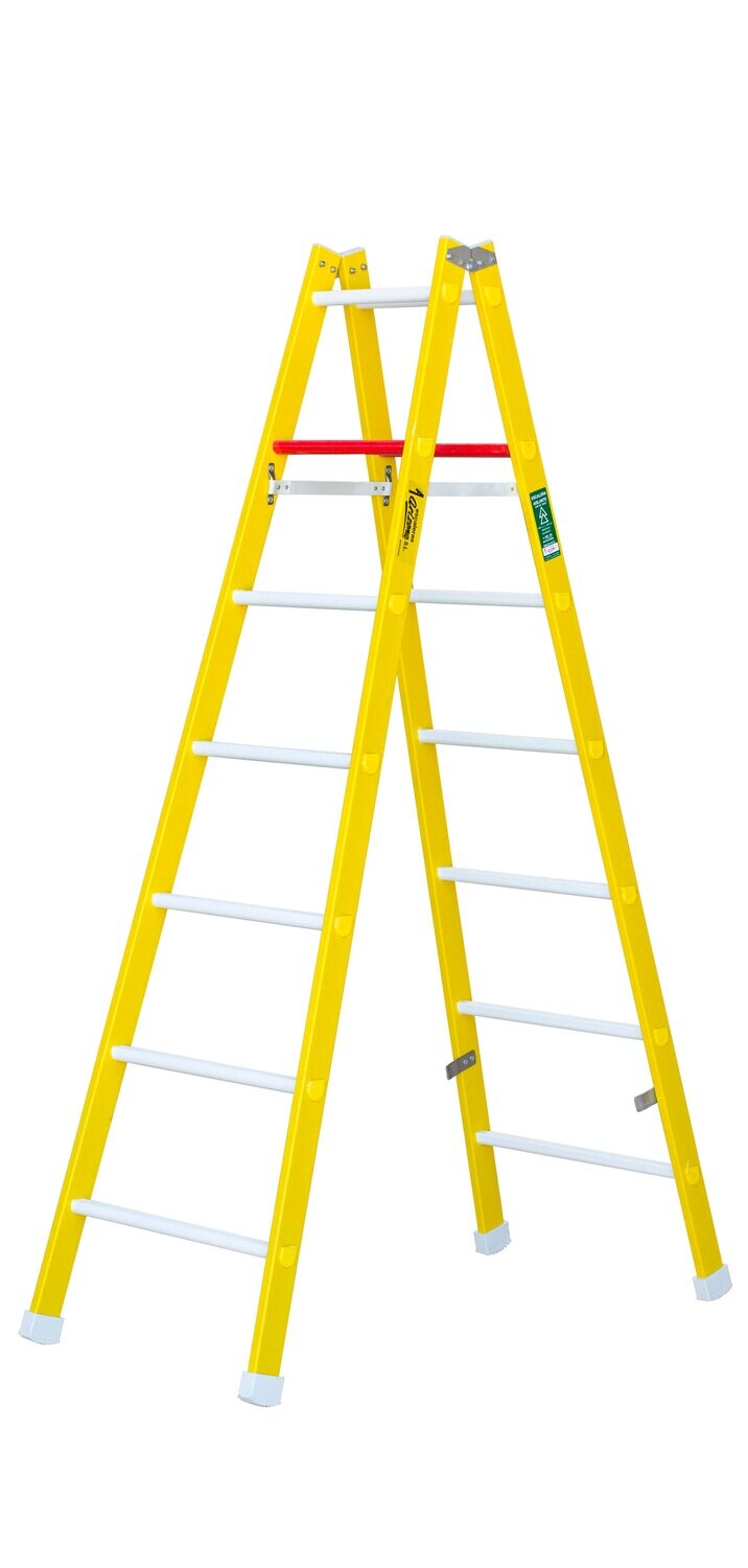 Escalera de tijera cónica  Modelo  FT06C  12 Peldaños Altura 
1770 mm   Ancho base 566 Peso 9 kg