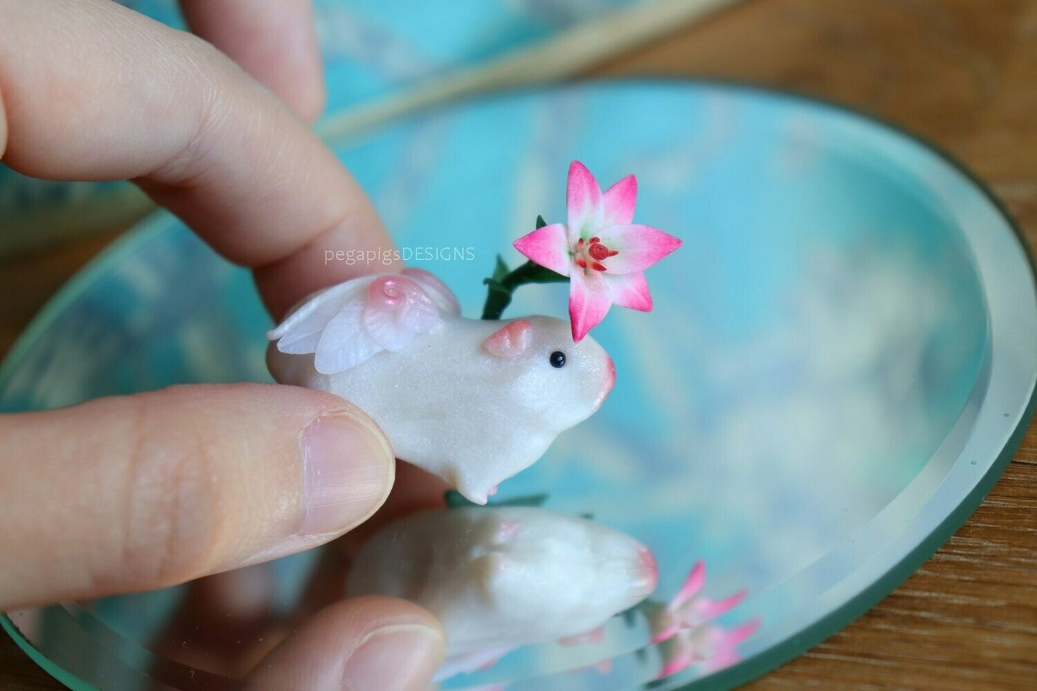 Pegapiggy figurine "lily" in pearly white made of Fimo (guinea pig with wings)