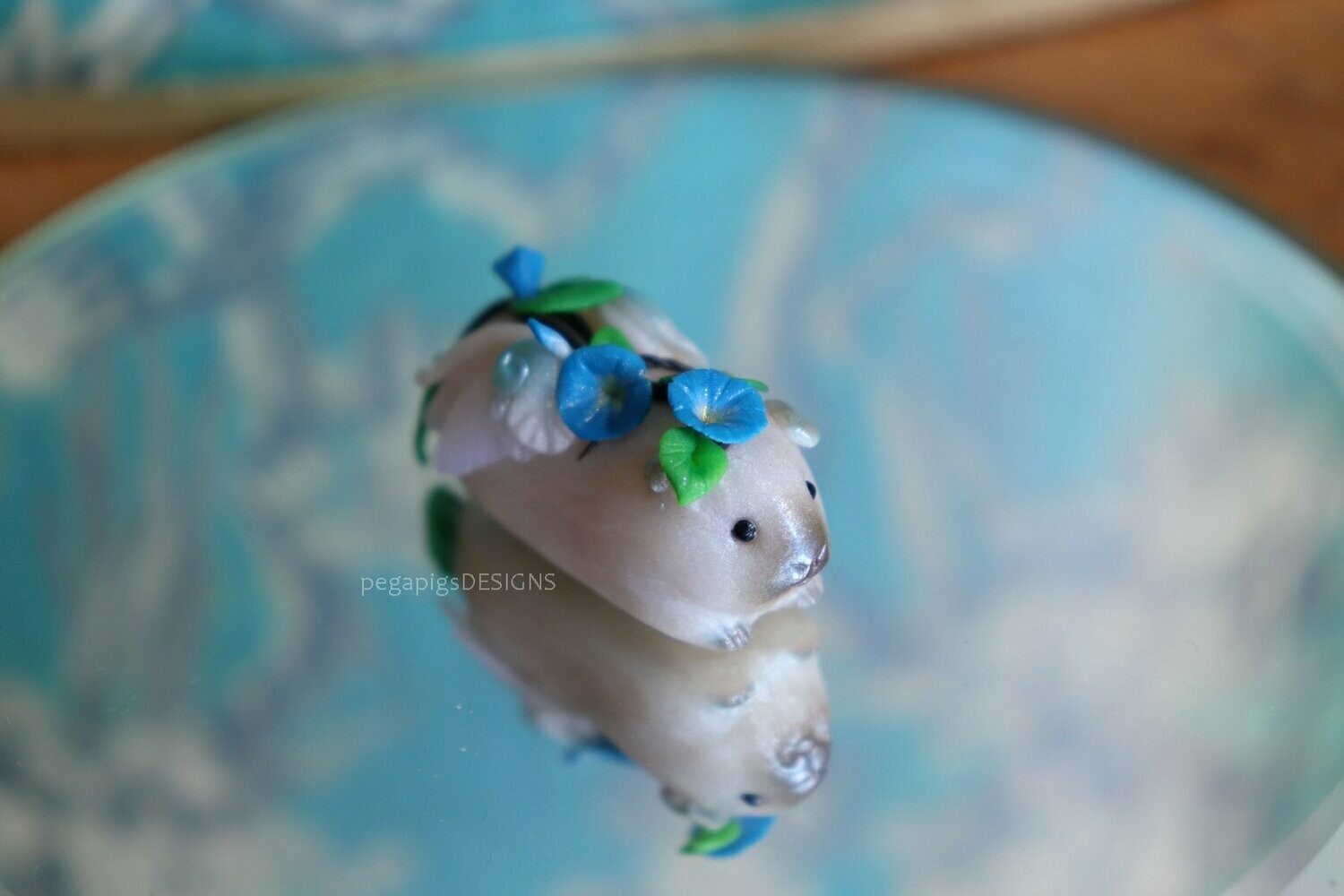 Pegapiggy figurine "morning glory" in pearly white made of Fimo (guinea pig with wings)