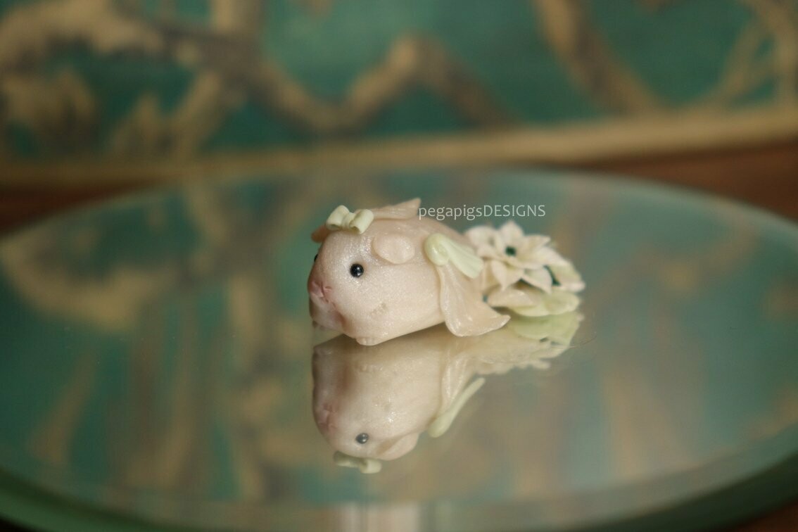 Mermapig "White Poinsettia"