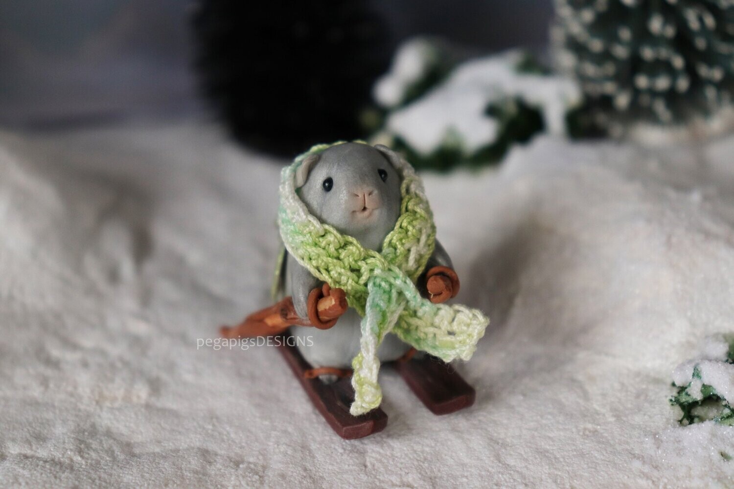Pegapiggy on ski with scarf (removeable)