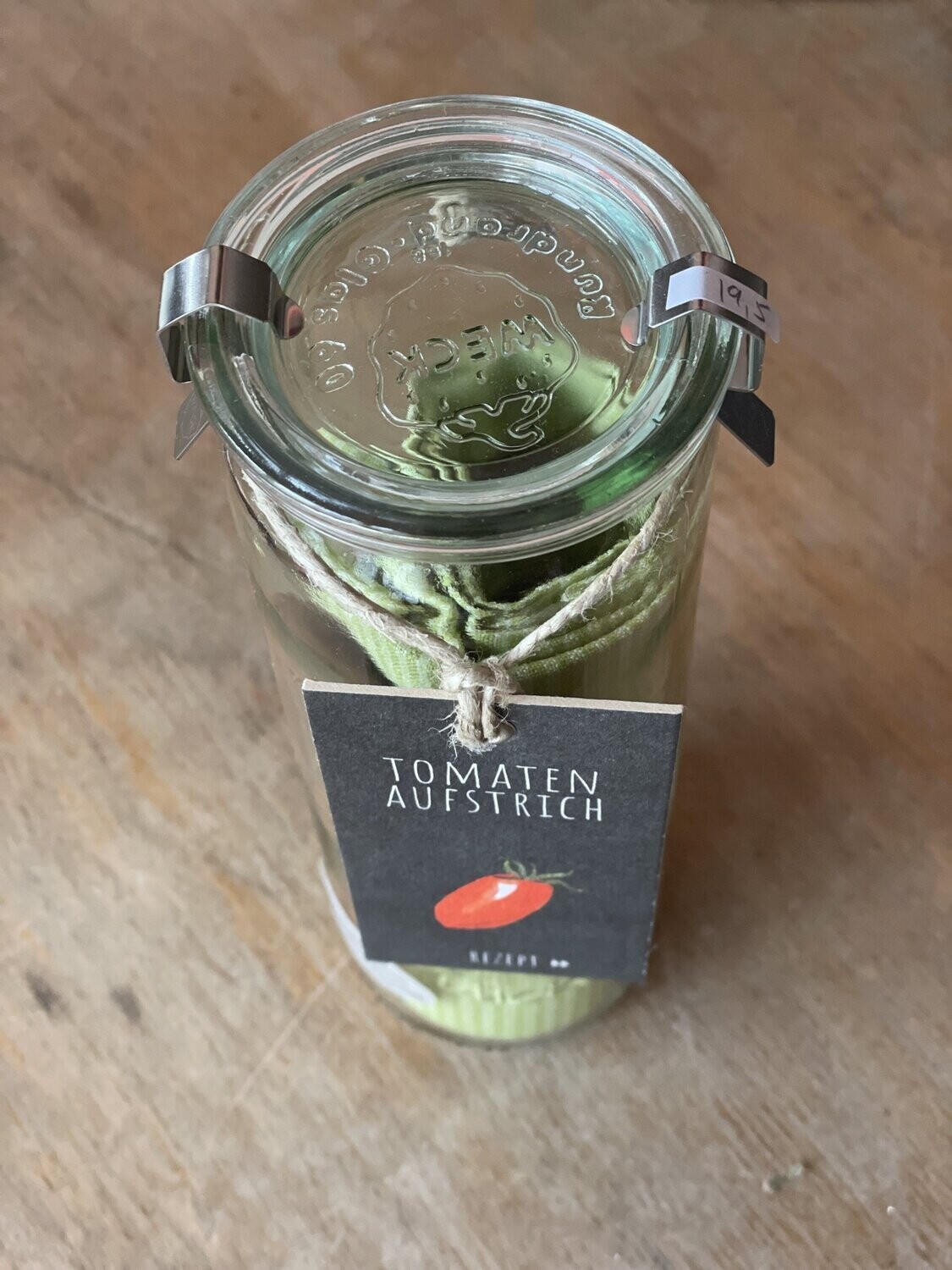Glas mit Tomaten Aufstrich Rezept und Geschirrtuch