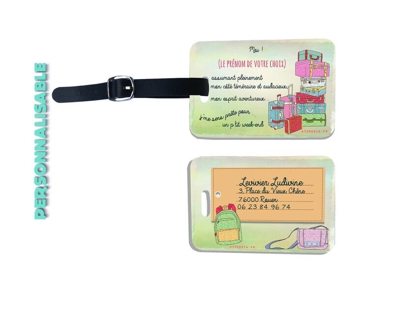 Étiquette de bagage Prête pour un P'tit Week-End d'Atomania : Un accessoire féminin et humoristique pour des voyages mémorables. Personnalisable