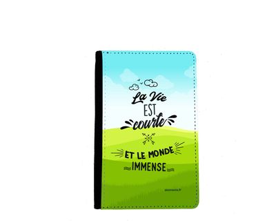 ? Étui de Passeport – "La vie est courte et le monde immense"
