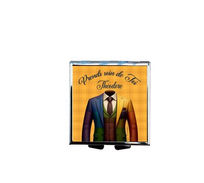 Pilulier Personnalisable "Prends soin de toi" – Design British Chic avec Silhouette de Costume, Cadeau Élégant pour Homme, Pratique et Raffiné ???