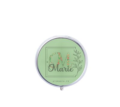 Pilulier Personnalisable Initiale Vert – Élégance et praticité à emporter partout !, Atomania