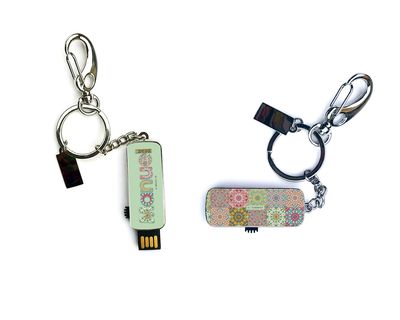 ? Clé USB porte-clé personnalisable – Prénom sur fond vert & mosaïque multicolore ?