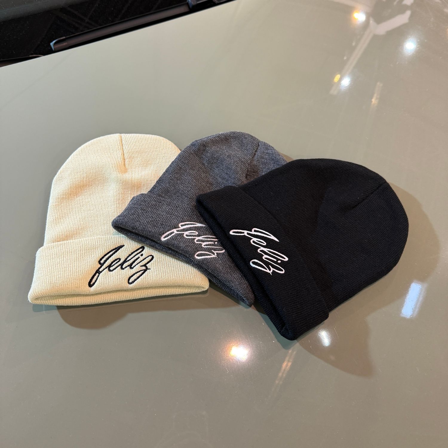 Feliz Beanis (Mützen) in 3 verschiedenen Farben: Beige, Grau und Schwarz