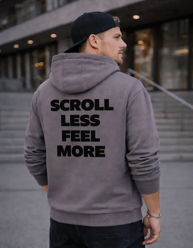 HOODIE "SCROLL LESS FEEL MORE" GRAU