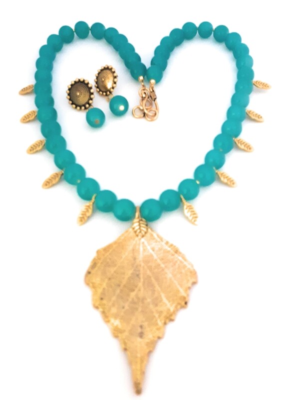 Aqua blue bead with oxdized gold leaf charms necklace set for Girls and women.

Material: Glass bead and oxidized gold, Skin Friendly jewellery

Necklace with oxidized gold charms