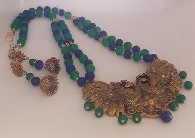 Beads with oxidized gold pendant set
