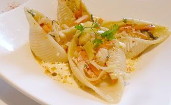 Conchiglioni farci au homard,  Réduction de fruits de mer, crème double et légumes racines