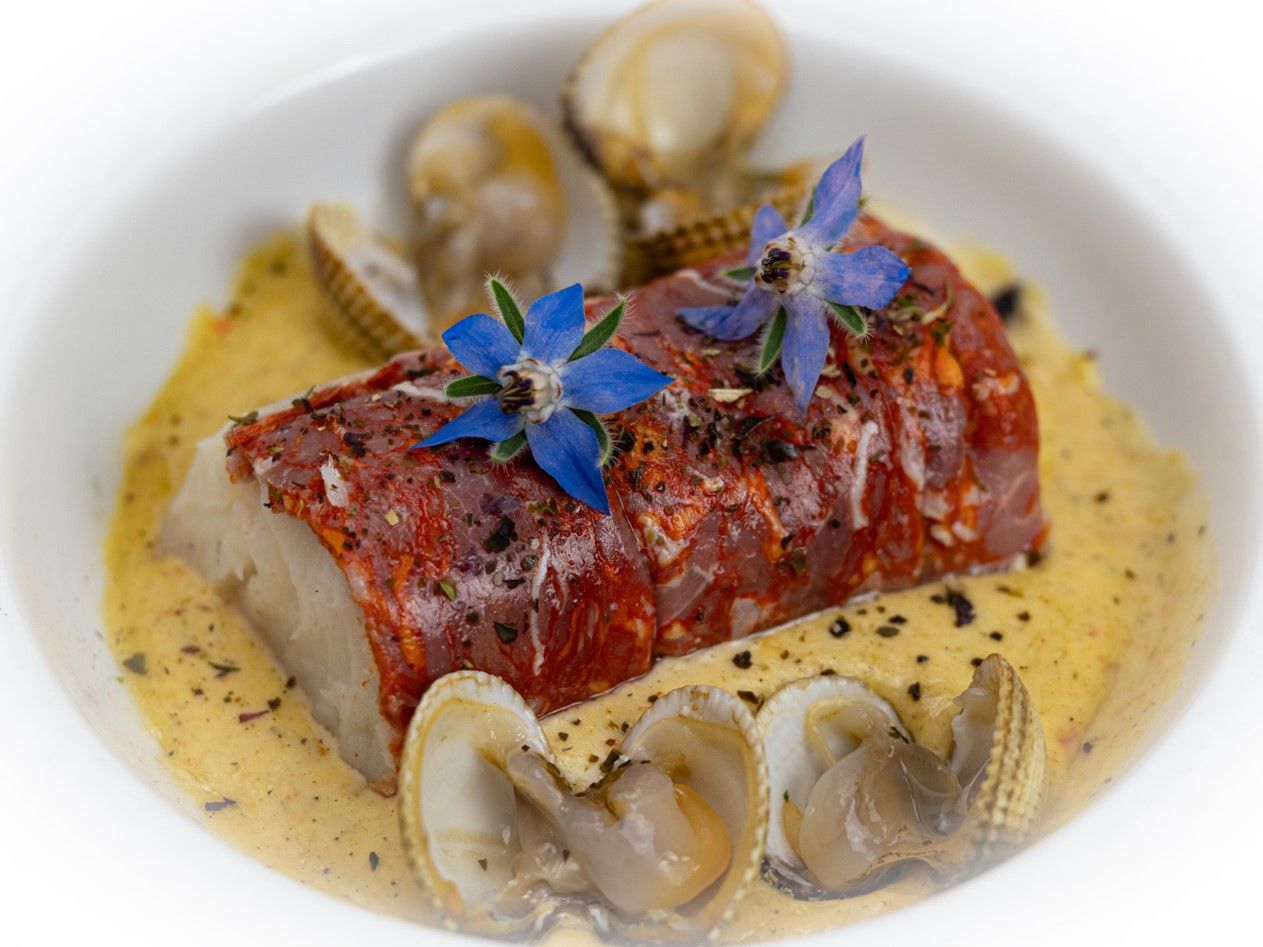Cabillaud en écaille de chorizo, Crème de fruit de mer, coques