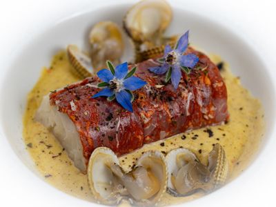 Cabillaud en écaille de chorizo, Crème de fruit de mer, coques