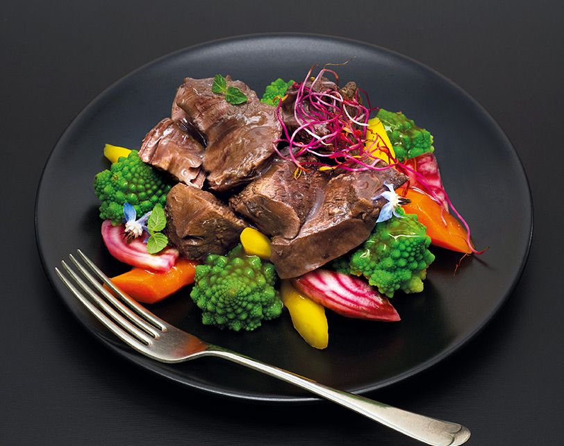 Paleron de bœuf d’Aubrac lardé, Cuisiné en basse température, jus vigneron, légumes anciens