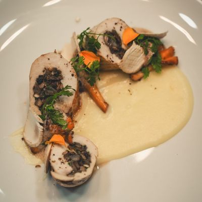 Ballotin de suprême de volaille fermière, Farce fine aux morilles et marrons, trio de carottes confites au beurre.