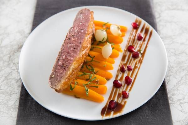 Filet de canette laqué au miel et épices, Jus court, écrasé de butternut et carotte