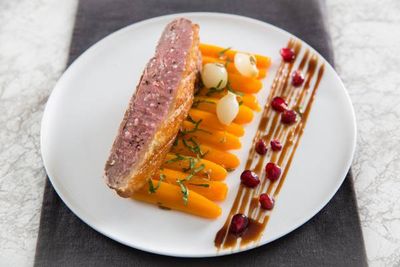 Filet de canette laqué au miel et épices, Jus court, écrasé de butternut et carotte
