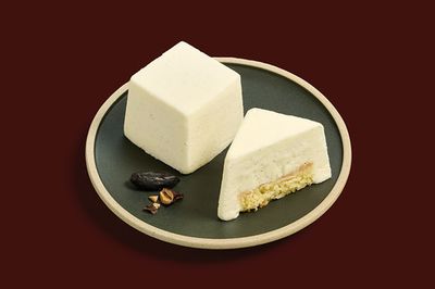 Cube tonka, mangue. Croustillant chocolat blanc, coulis de mangue