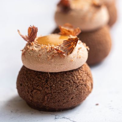 Choux craquelin, chocolat grand cru. Cœur de noisette