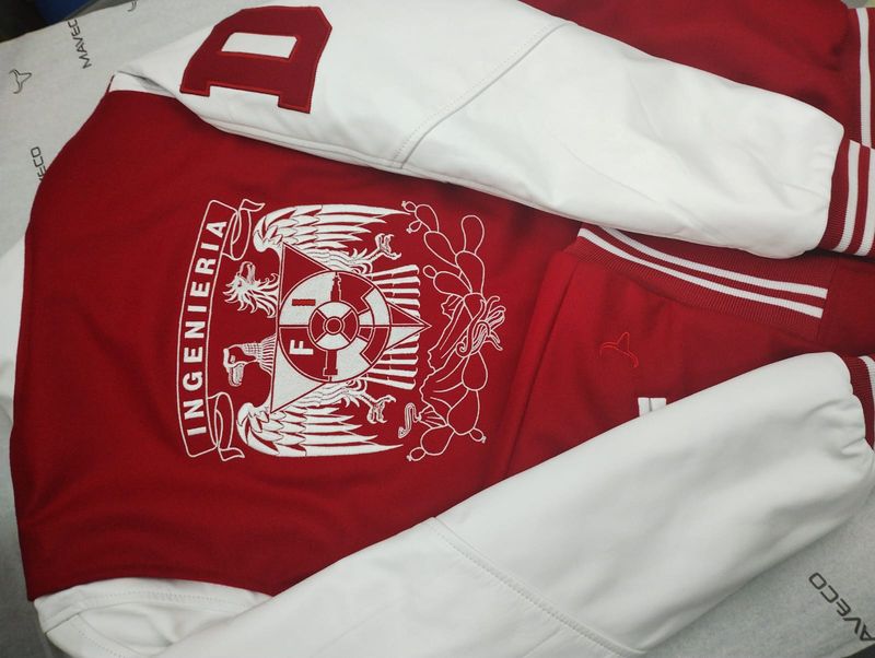 CHAMARRA MAVERICK FAC INGENIERÍA CABALLERO PIEL/PAÑO  ROJA UNAM©