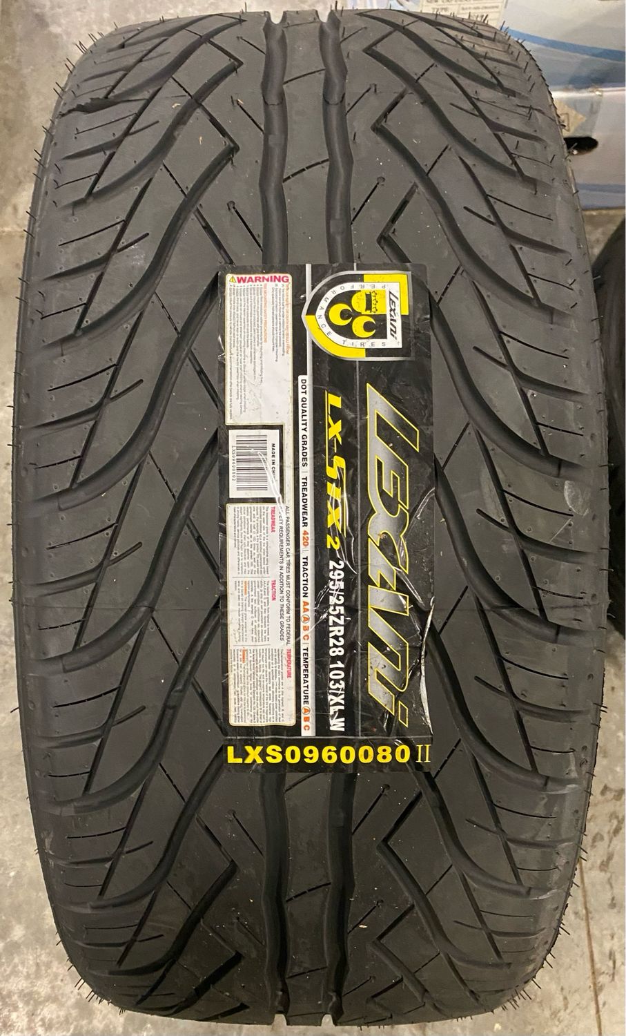 LEXANI LX30 295/25ZR28