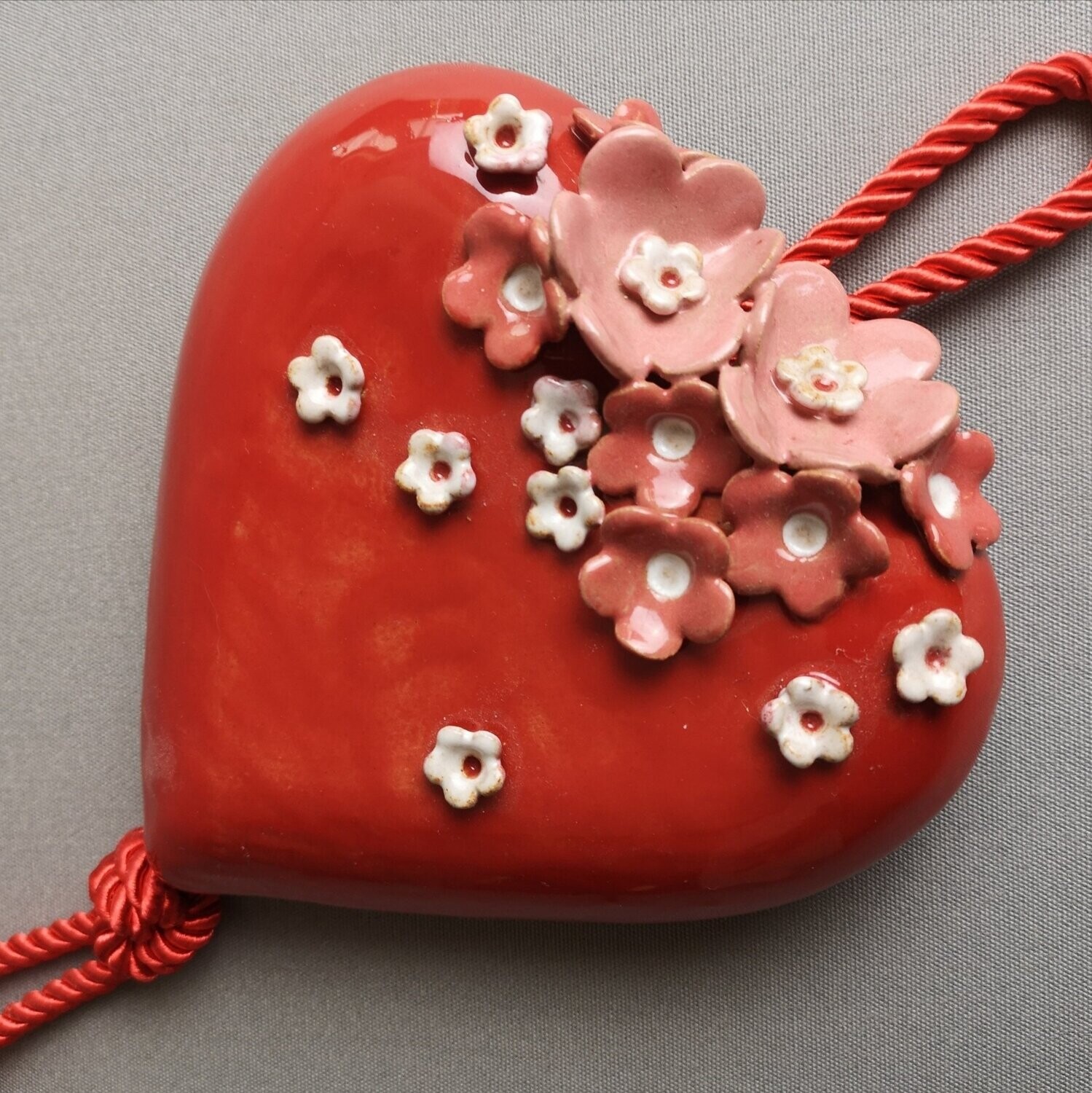 Hängendes Herz mit Blumen