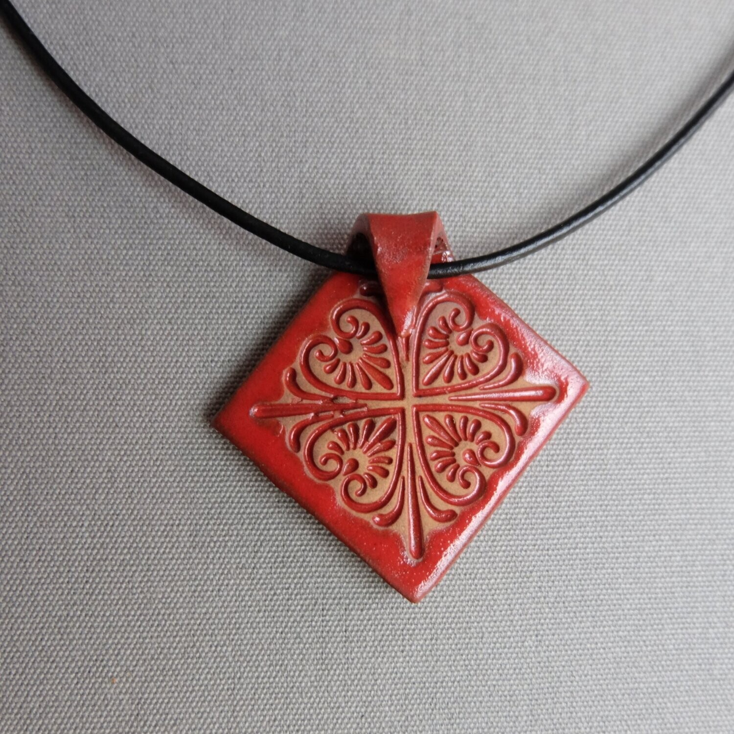 Schmuck Medaillon "Raute" rot