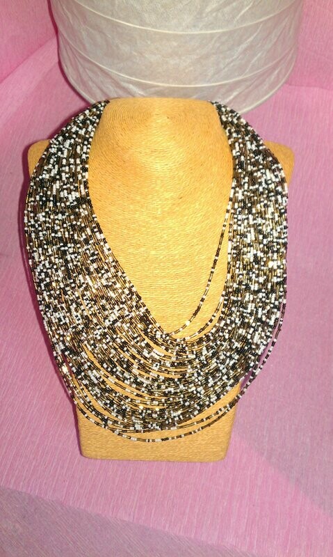 Collar AMISHADASHOP NEgro/Blanco/Dorado