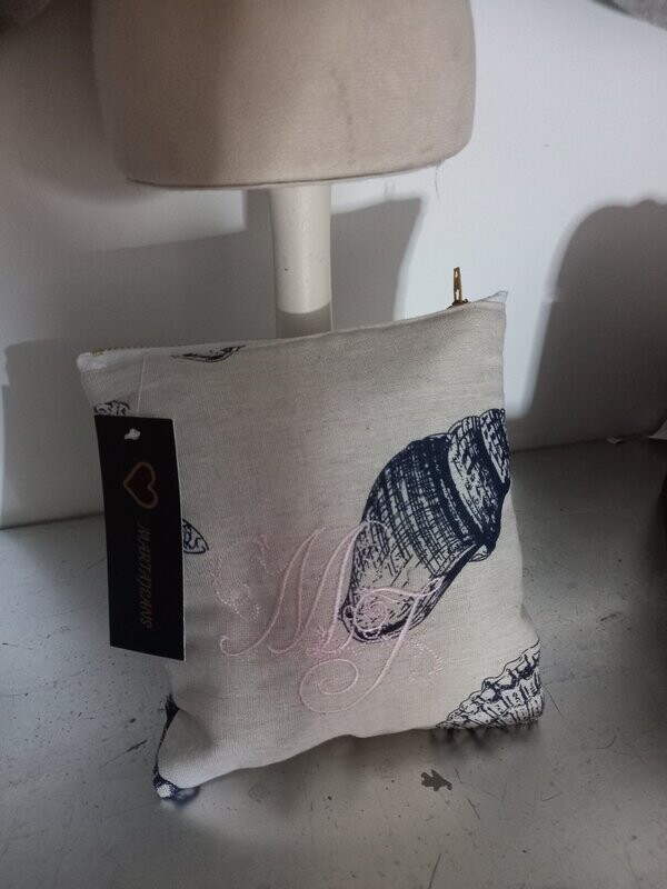Neceser Martajeans  T.M  Estampado CON BORDADO Rosa!!