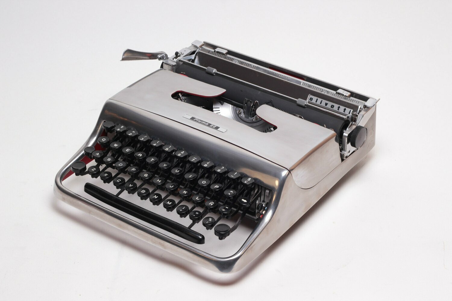 Olivetti Pluma 22 Chromed Silver Typewriter