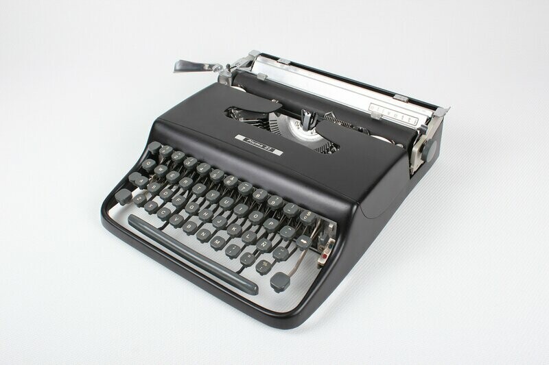 Olivetti Lettera Pluma 22 Black Typewriter
