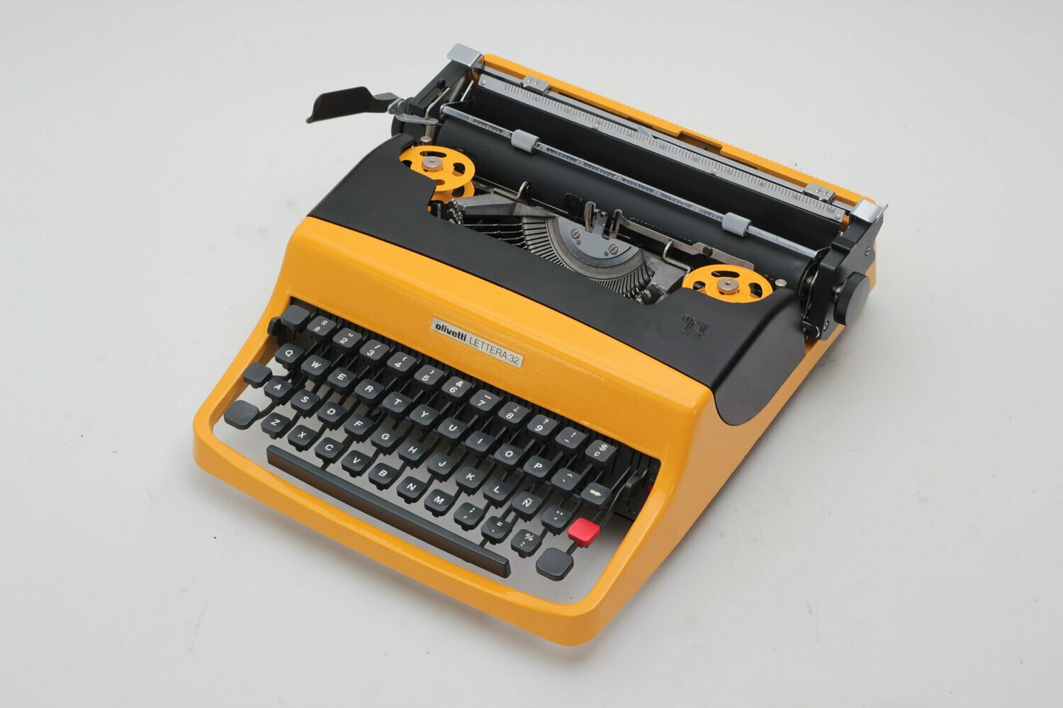 Olivetti Lettera 32 Black&Yellow Typewriter