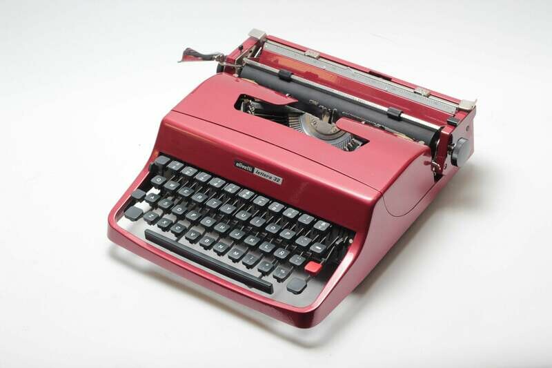 Olivetti Lettera 32 Coral Red Typewriter