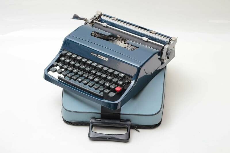 Olivetti Lettera 32 Navy Blue Typewriter