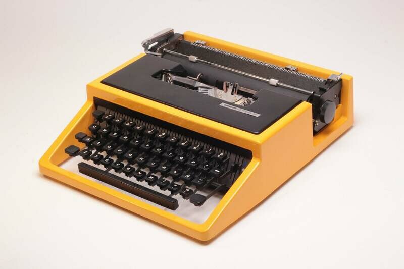 Olivetti Lettera 31 Dora, Yellow and Black Typewriter