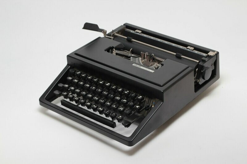 Olivetti Lettera 31 Dora, Black Typewriter