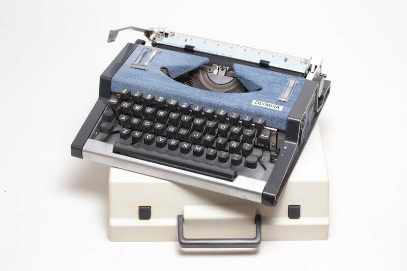 Olympia Traveller Blue Denim cover Typewriter