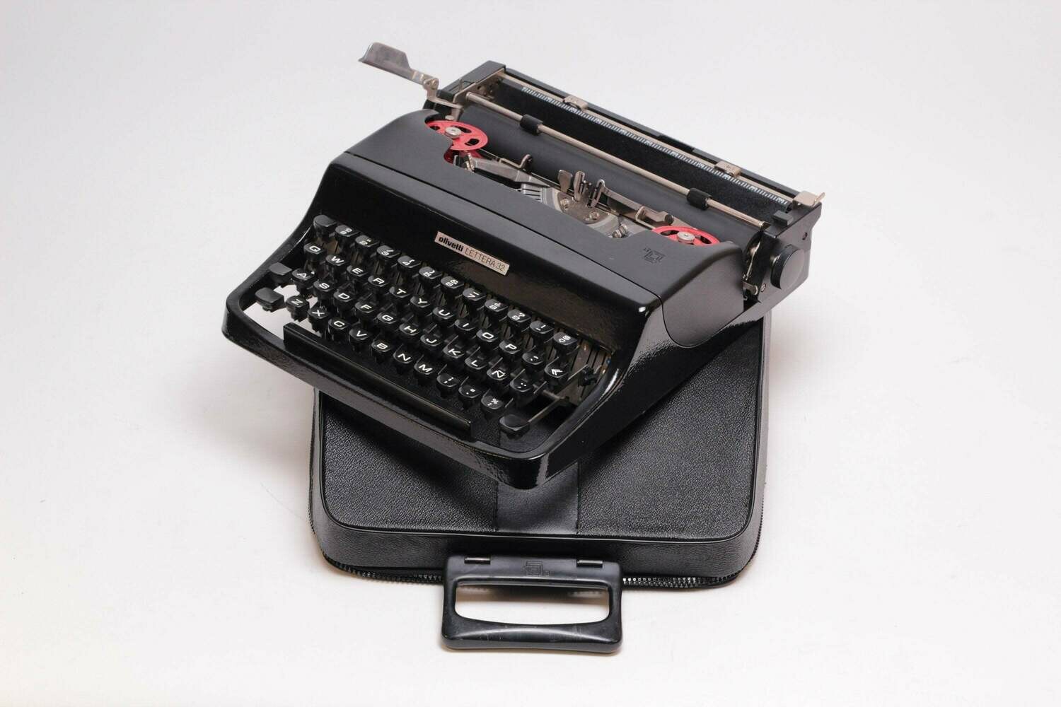 Olivetti Lettera 32 Black Design Typewriter