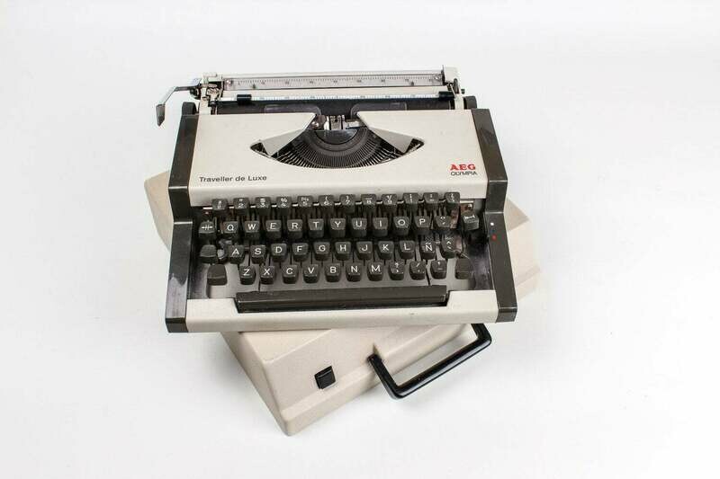 Olympia Traveller Deluxe Light Grey Typewriter
