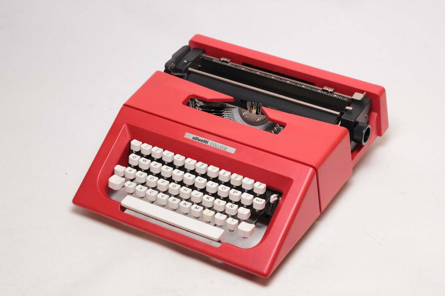 Olivetti Lettera 25 College Crimson Typewriter